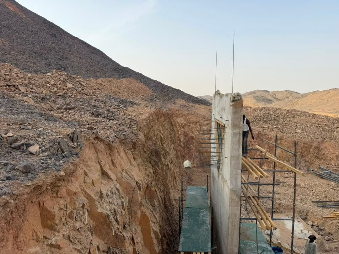 قطاع صخري واسع داخل موقع تعدين
