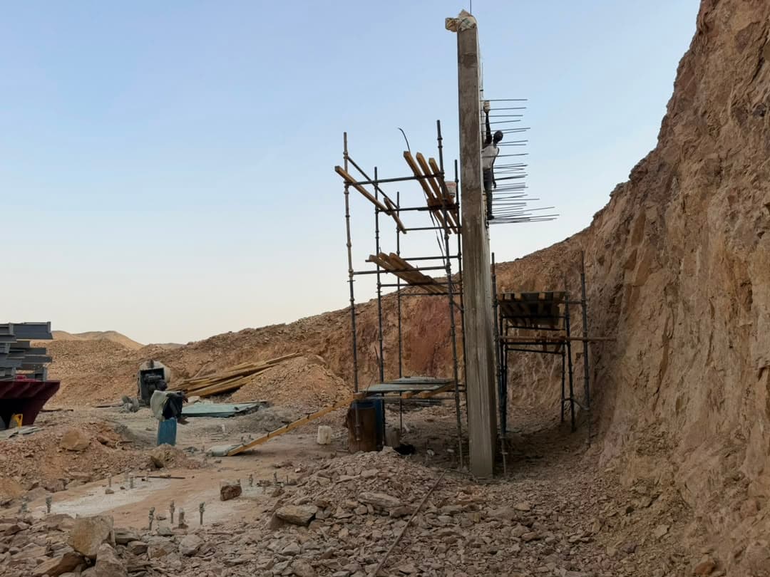 أعمال تشغيل وتجهيز على جدار صخري