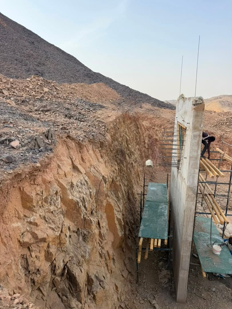 موقع استكشاف وسط تضاريس صخرية