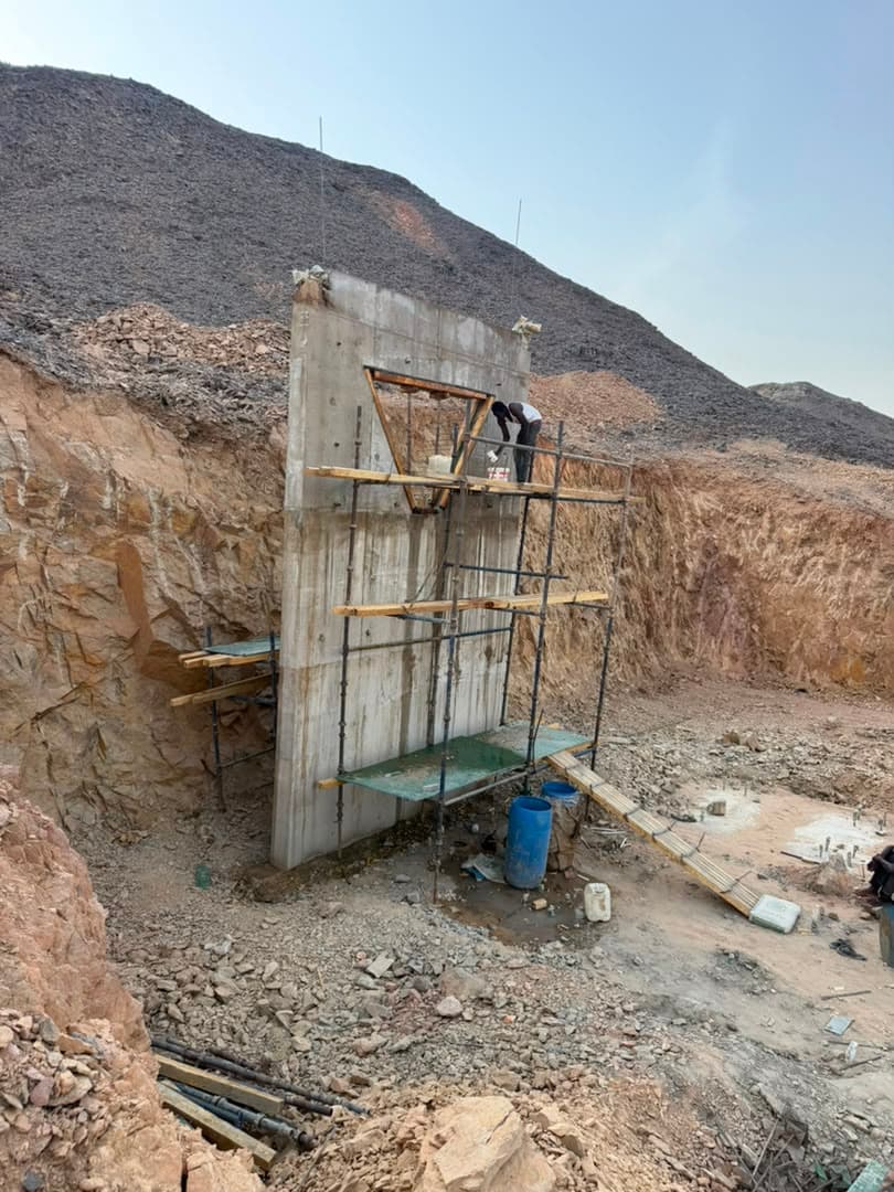 جدار خرساني وسقالات داخل موقع تعدين
